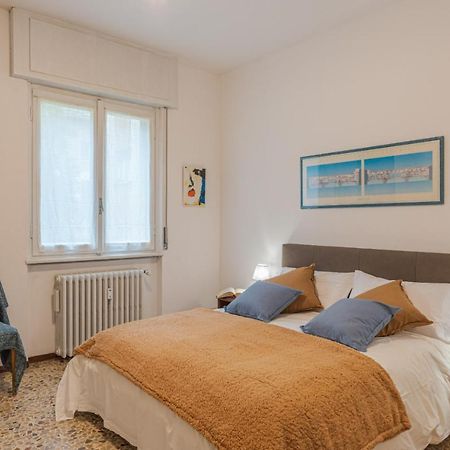 Lovely & Quiet Apartment - With Balcony & Parking Como Bagian luar foto