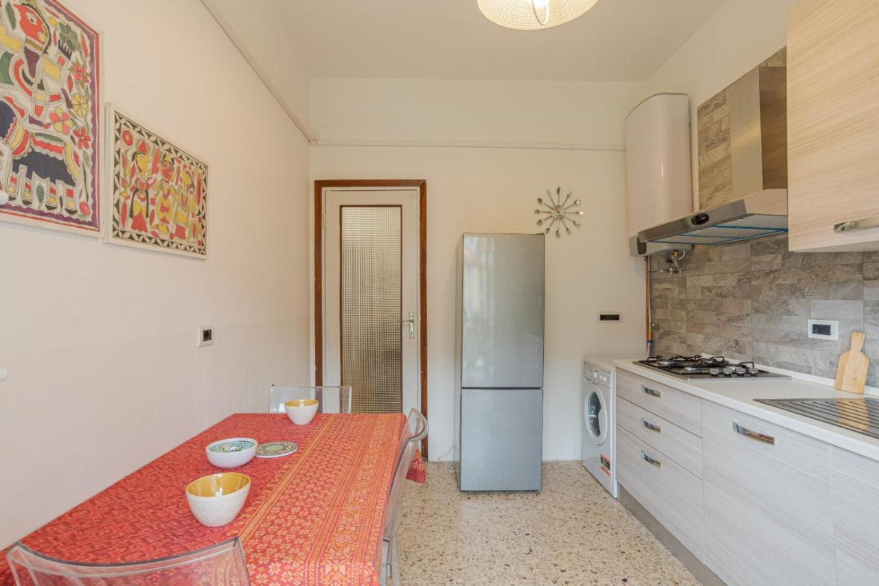 Lovely & Quiet Apartment - With Balcony & Parking Como Bagian luar foto