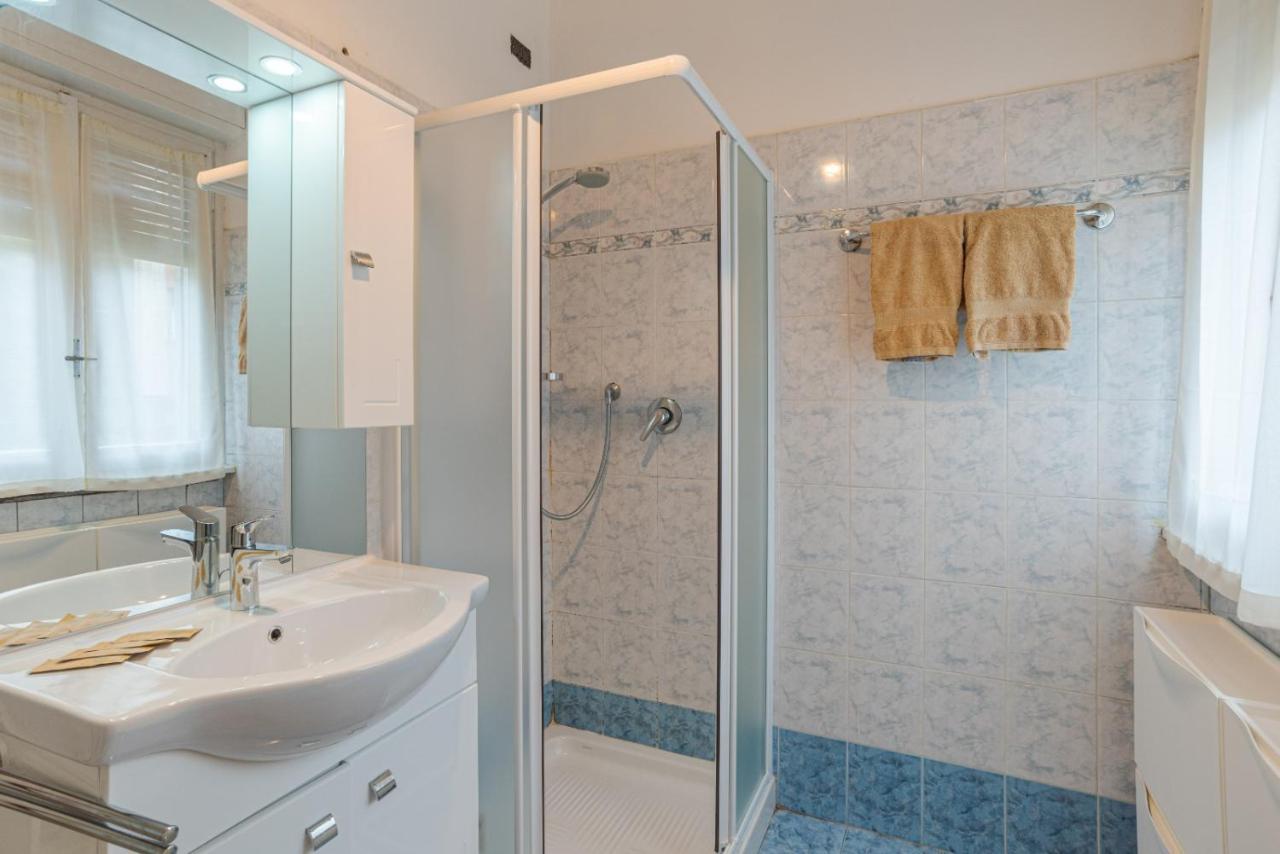 Lovely & Quiet Apartment - With Balcony & Parking Como Bagian luar foto