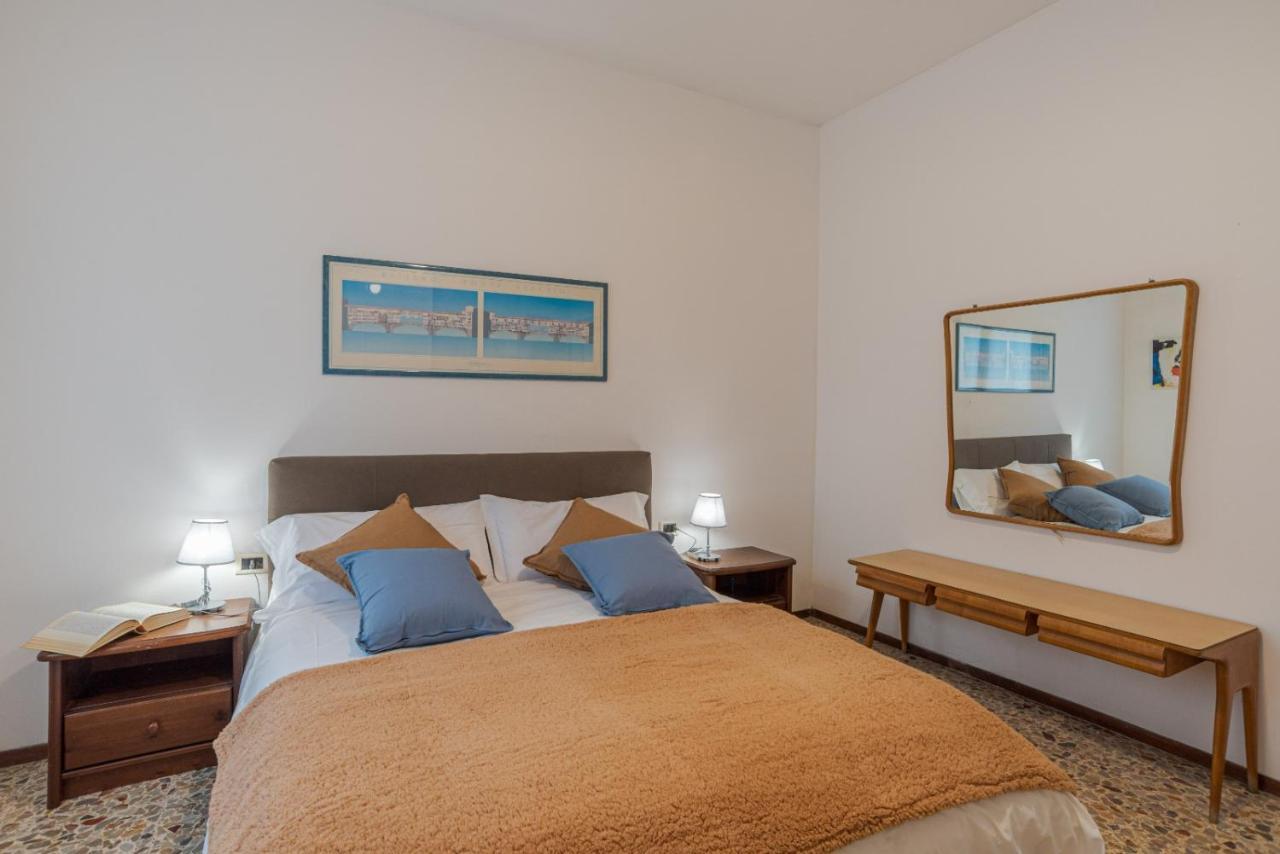 Lovely & Quiet Apartment - With Balcony & Parking Como Bagian luar foto