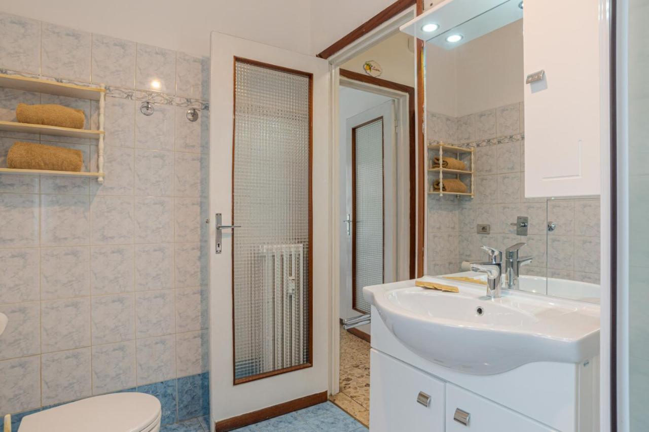 Lovely & Quiet Apartment - With Balcony & Parking Como Bagian luar foto